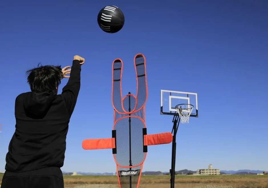 屋外でディフェンスマンと練習する様子