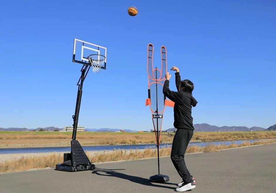 屋外でディフェンスマンと練習する様子