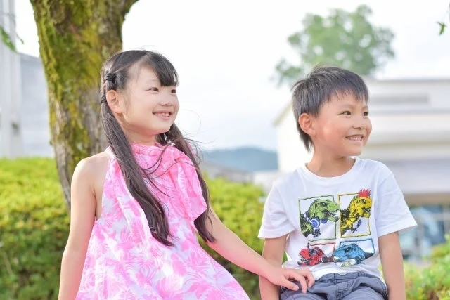 子供たちの屋外での笑顔