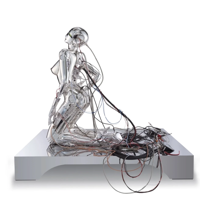 空山基氏による新作彫像