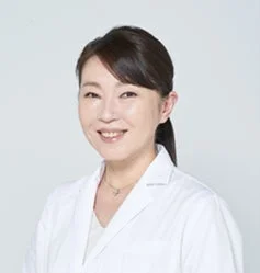 白衣を着用し、優しく微笑む奈部川貴子氏
