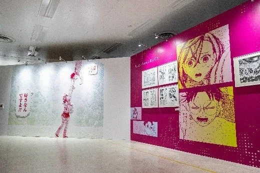 ラブコメをテーマにした展示風景