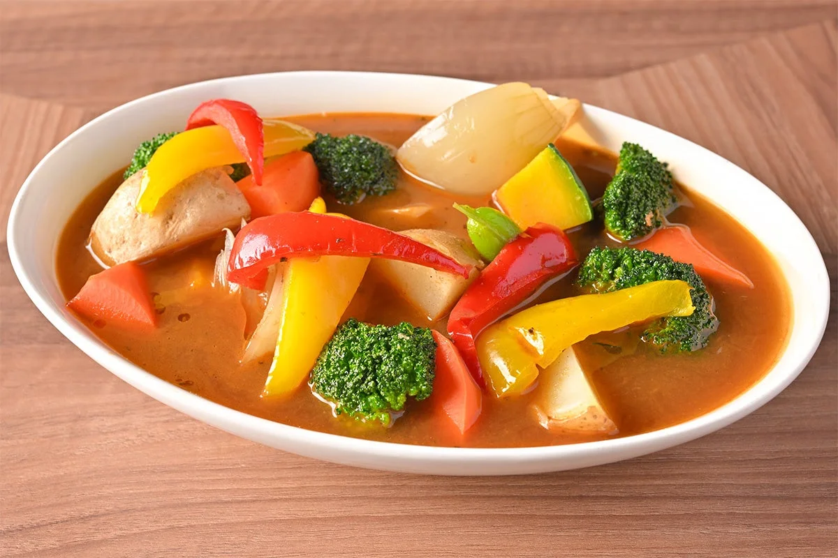 彩り豊かな野菜とチキンが入ったスープカレー