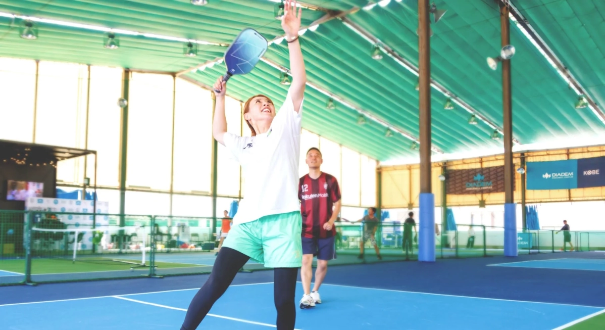 屋内ピクルボールコートでプレーする女性