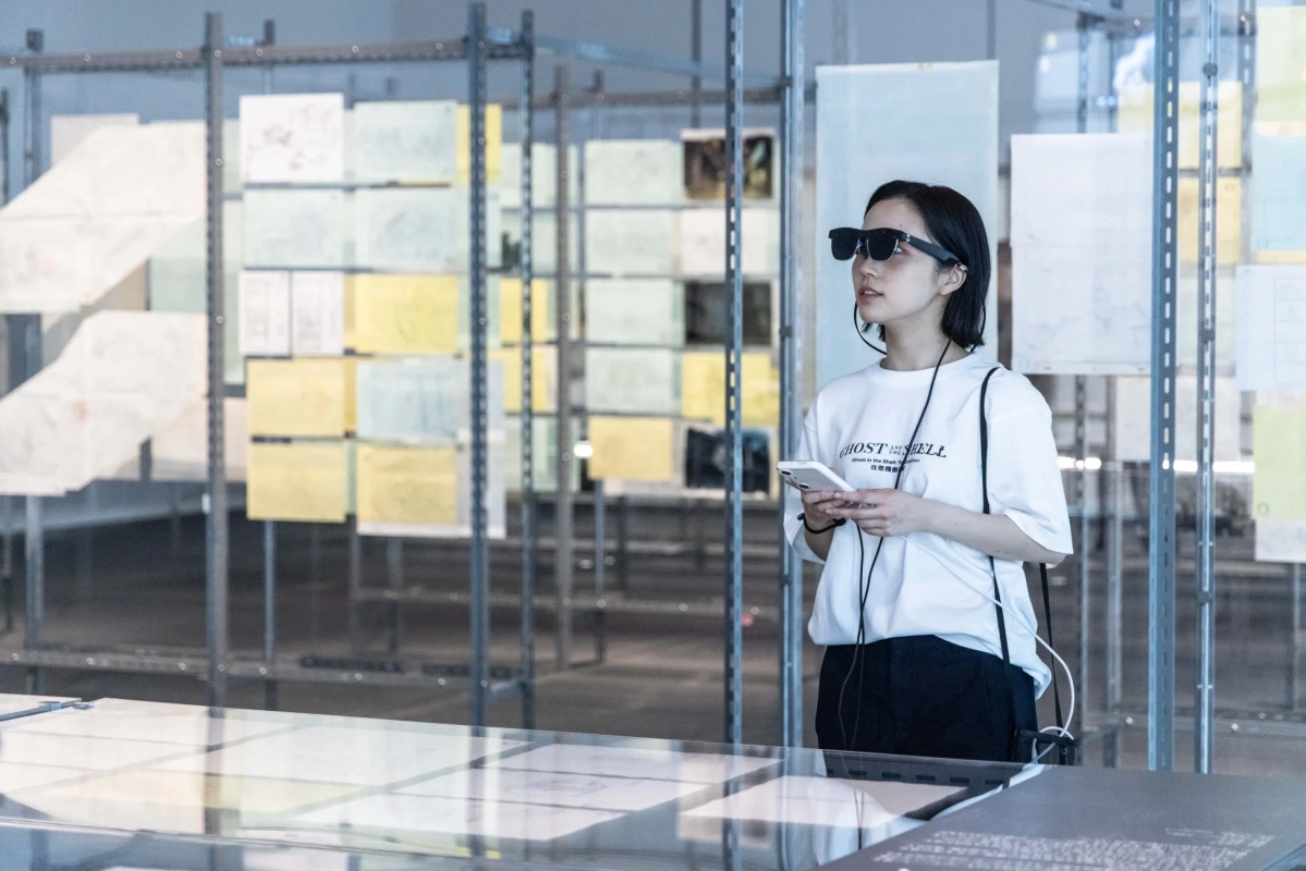 ARグラスを装着して鑑賞する来場者