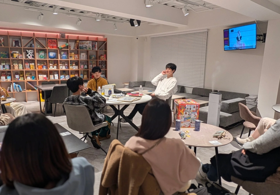 カフェで交流する人々