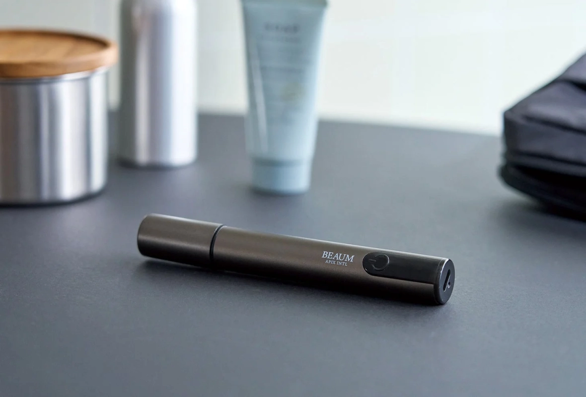 黒いテーブルの上に置かれたスタイリッシュなダークグレーの美容機器