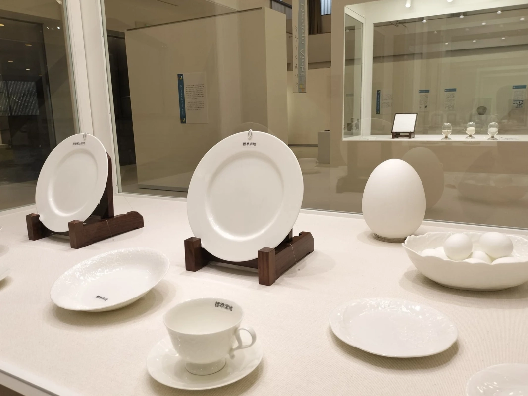 白い陶磁器の食器