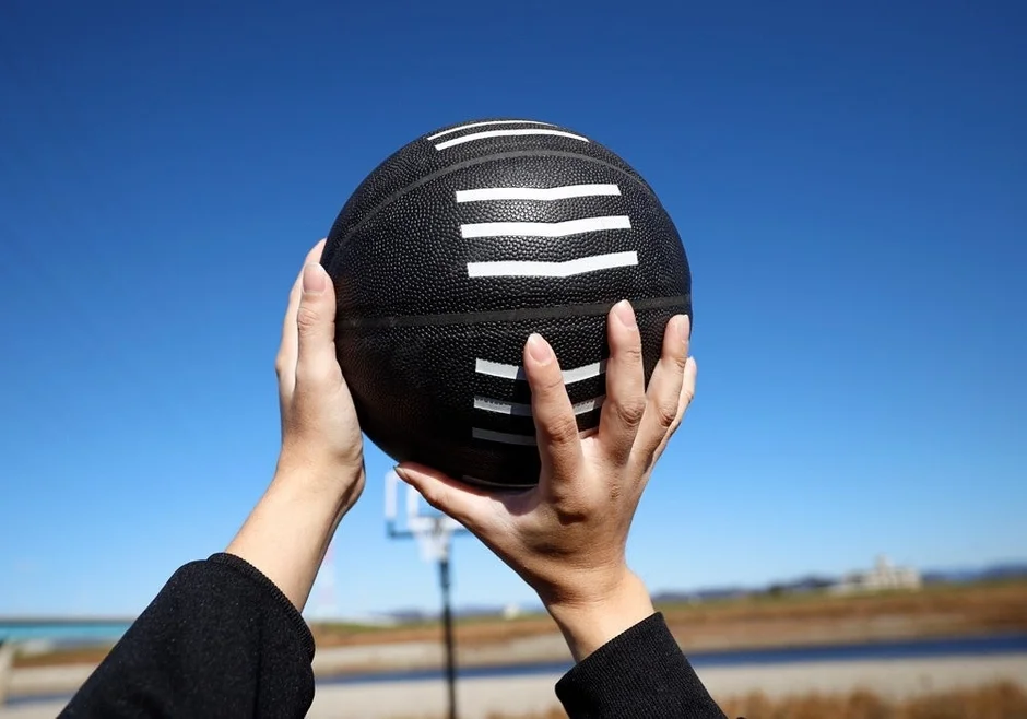 シュートトレーニングボールを両手で持つ様子、エンボス加工のイメージ