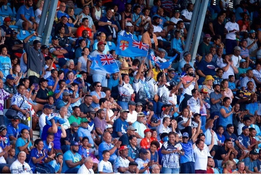 フィジーの観客が旗を振って応援する様子