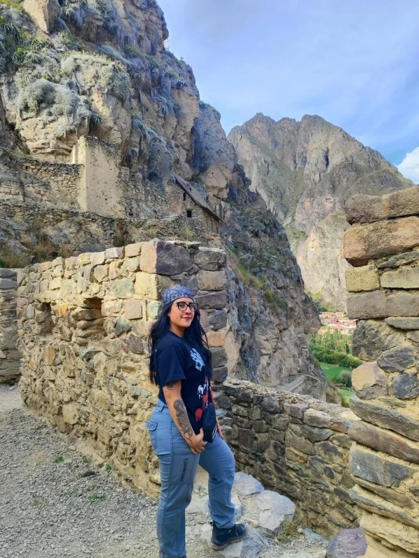 遺跡に立つ女性