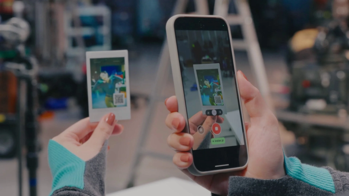 スマートフォンでQRコードをスキャンしている様子