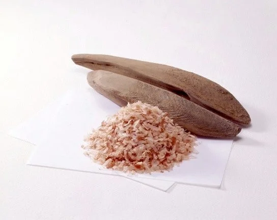 鰹節の塊と削り節