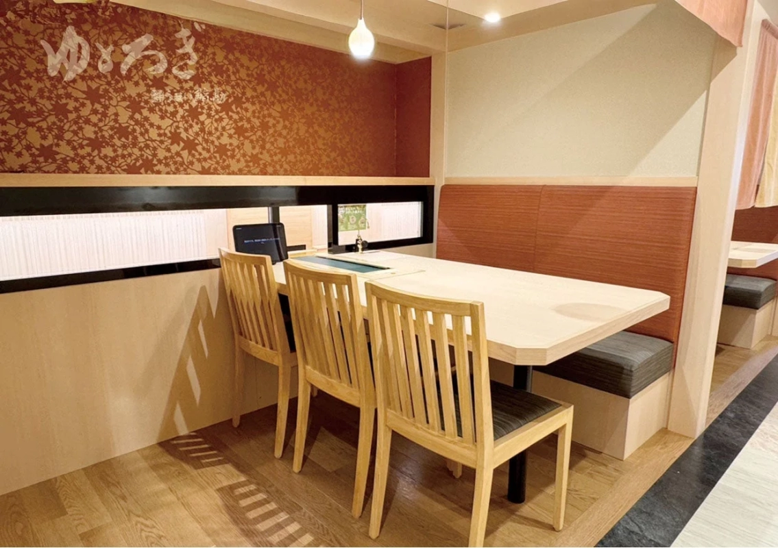うまい鮨勘 ゆとろぎ大崎古川店の店内テーブル席
