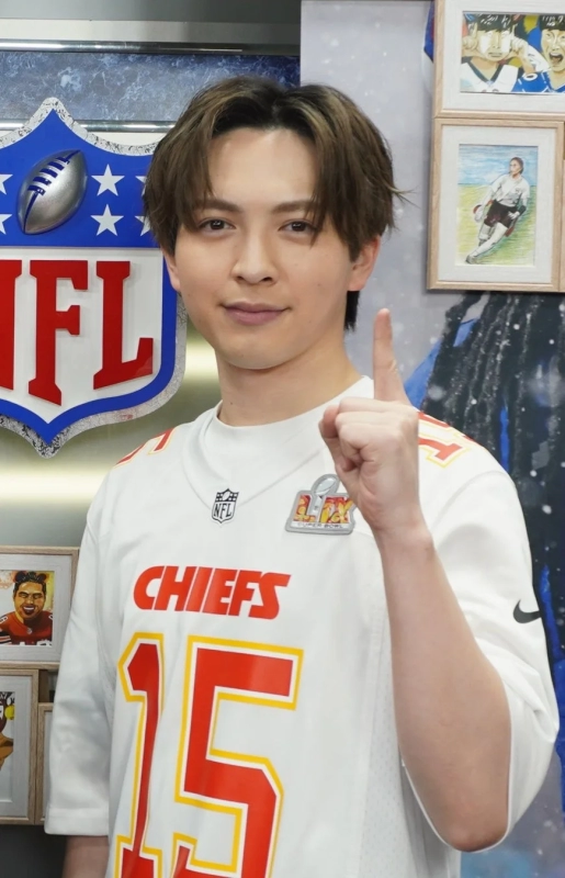 NFLユニフォームを着用した男性