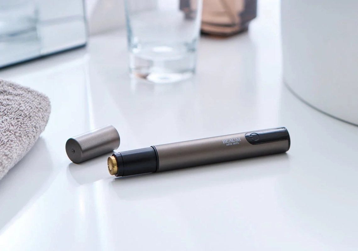 洗面台に置かれたキャップを外したペン型電気シェーバー