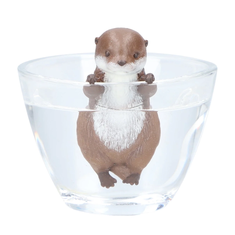 コップの縁につかまるベビウソ