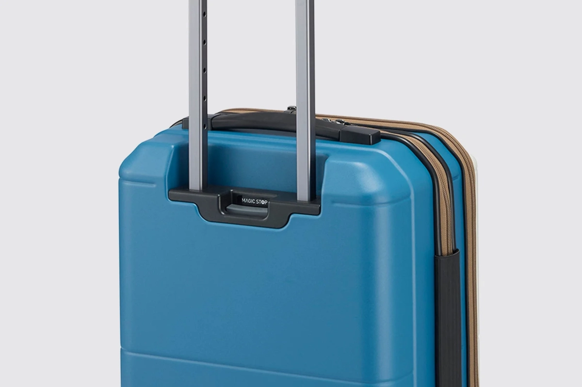 青色のハードシェル型スーツケースの背面が写っています