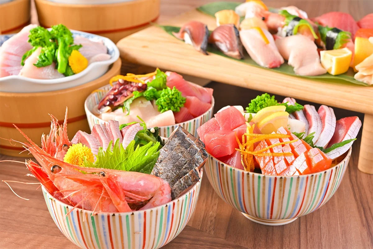 複数の海鮮丼と握り寿司