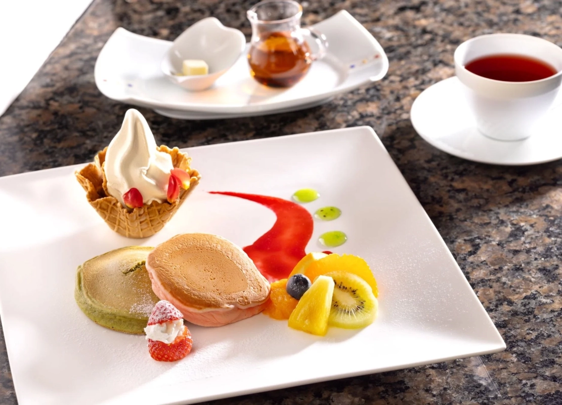 パンケーキとデザートの盛り合わせ