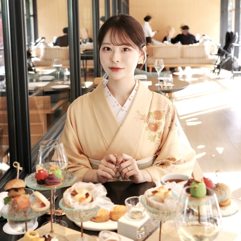 着物でアフタヌーンティーを楽しむ様子