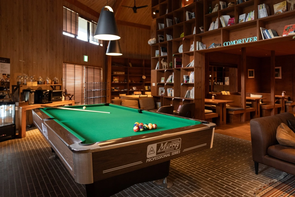 ラウンジのビリヤード台
