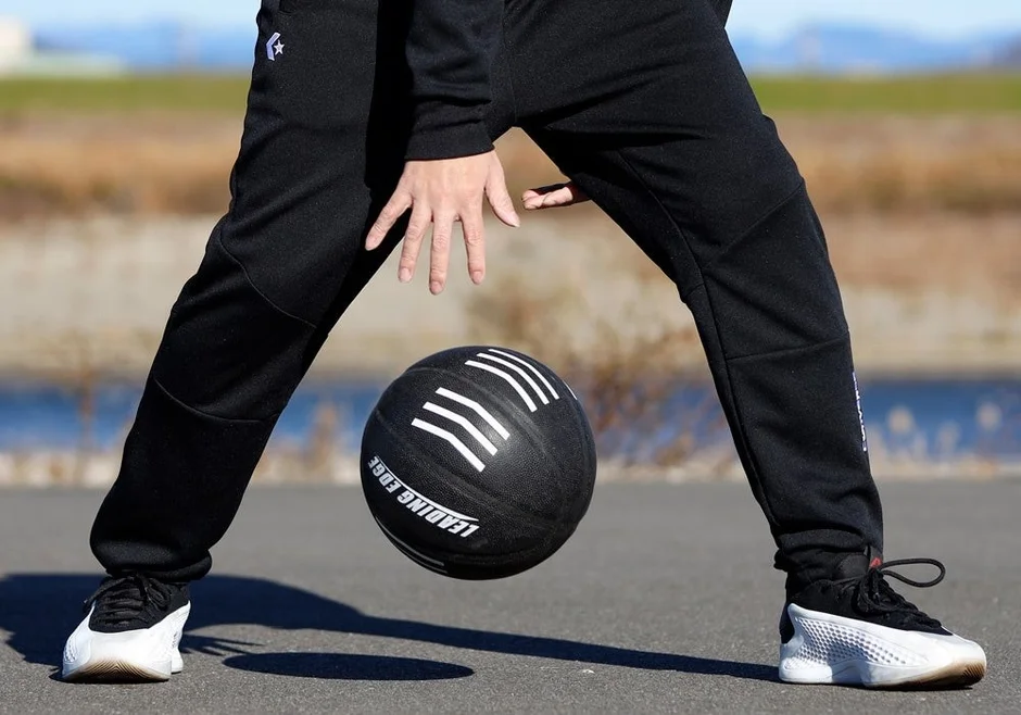 シュートトレーニングボールでドリブルする様子