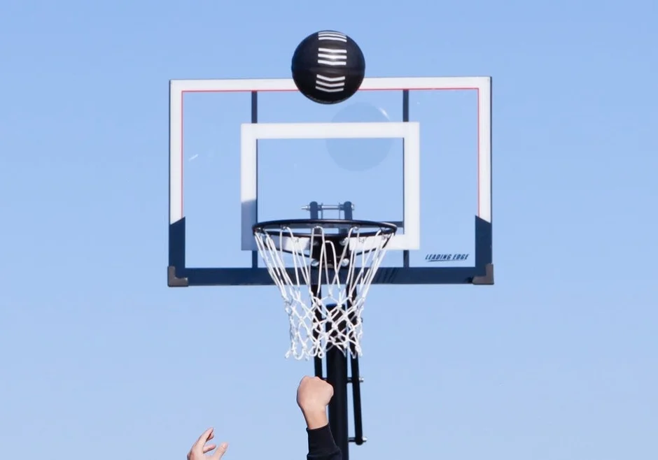 シュートトレーニングボールをシュートする様子