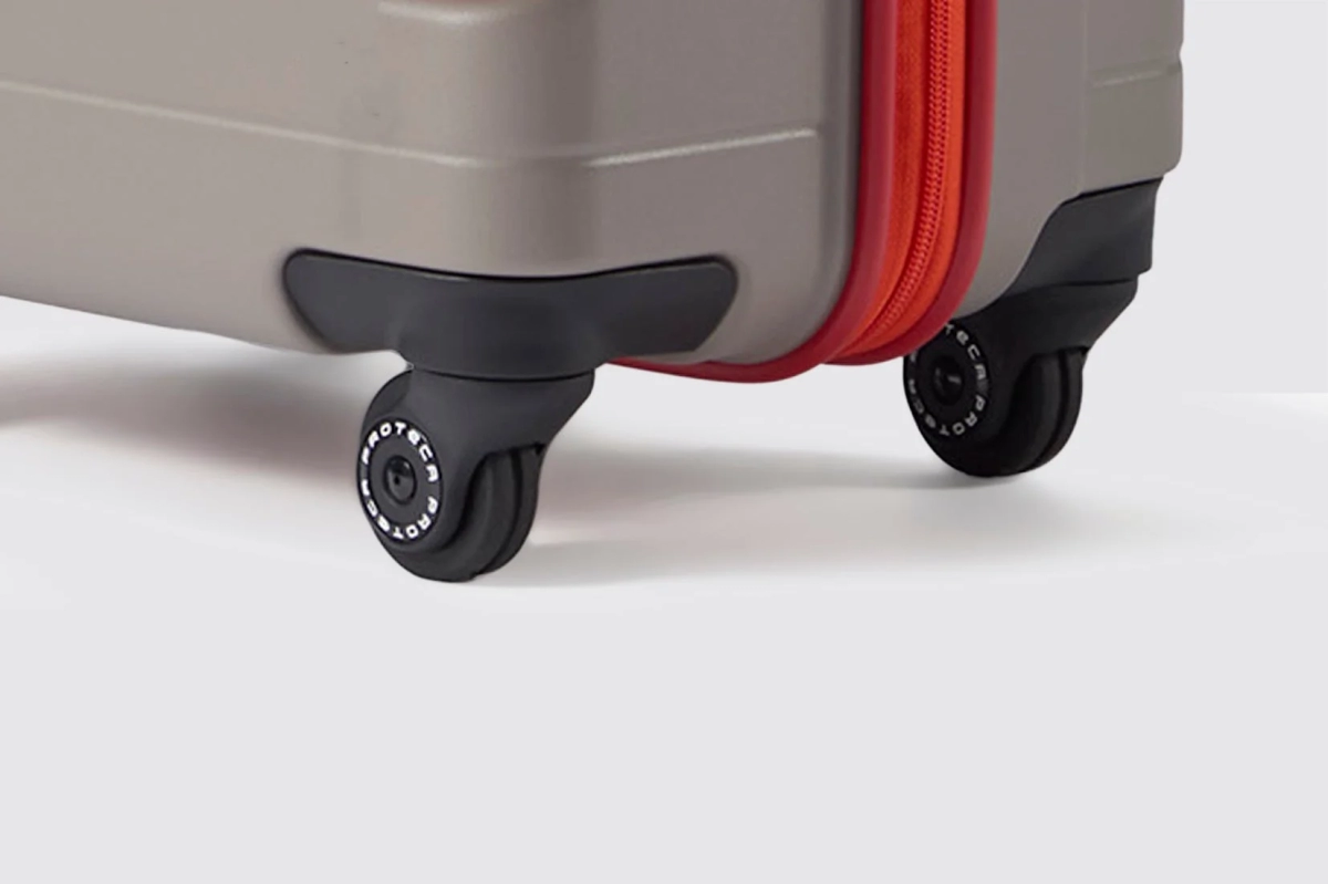 ベージュ色のスーツケースの車輪部分をクローズアップした画像