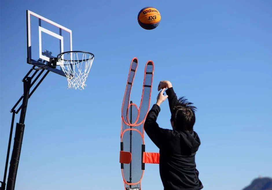 屋外でディフェンスマンと練習する様子、高さ調節のイメージ