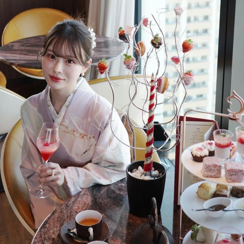 着物でアフタヌーンティーを楽しむ様子