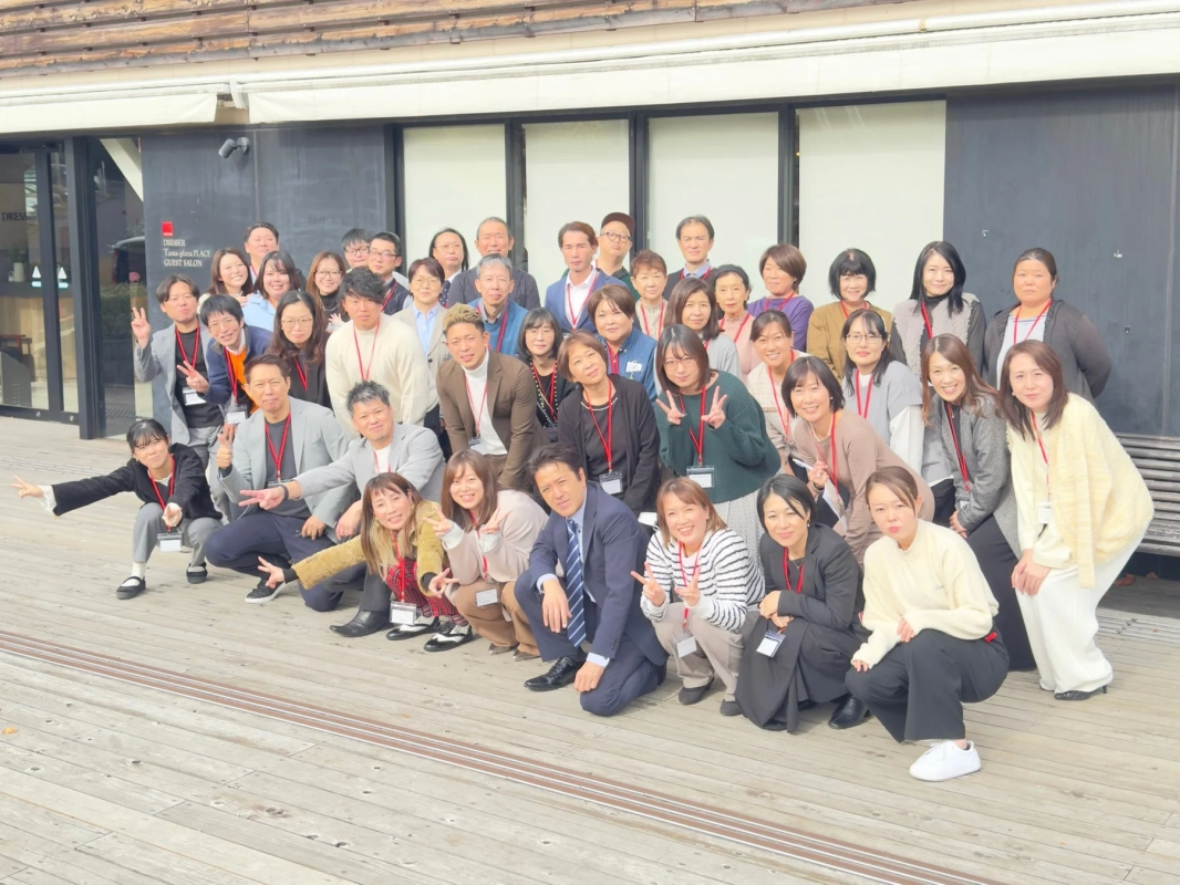 施設外での集合写真