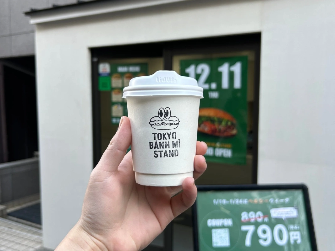 TOKYO BANH MI STANDのカップと店舗