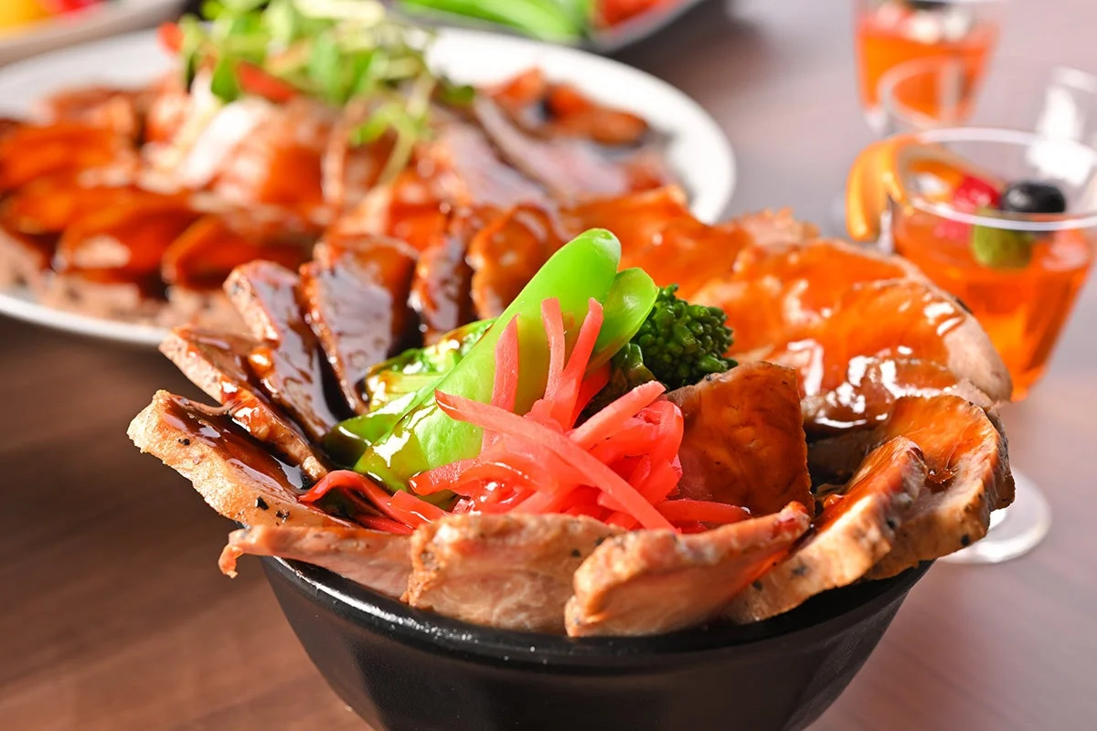 艶やかなソースがかかった豚丼