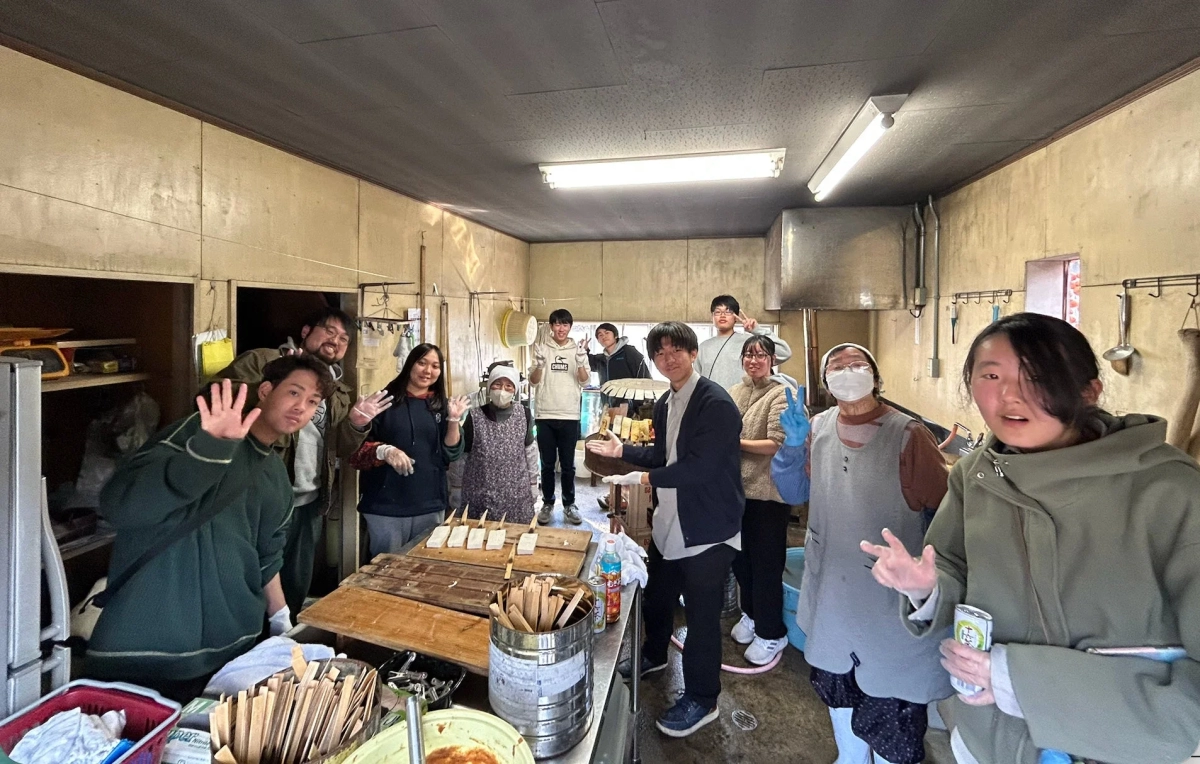 料理をしている人々の集合写真