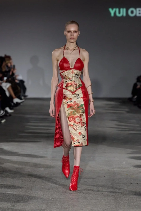 結 帯コルセットのルック