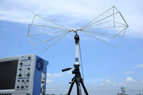 屋外での電波測定の様子