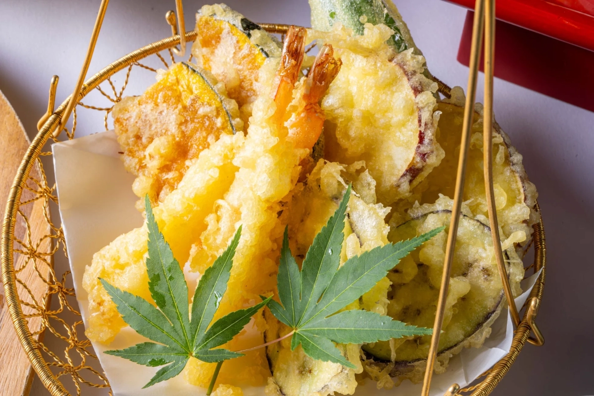 黄金色の網かごに盛り付けられた天ぷら