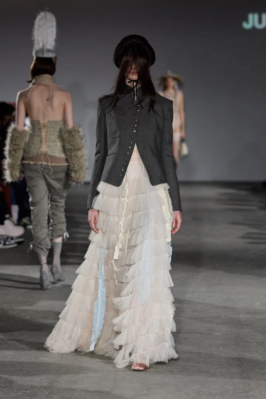 JUNO MOHRIのルック