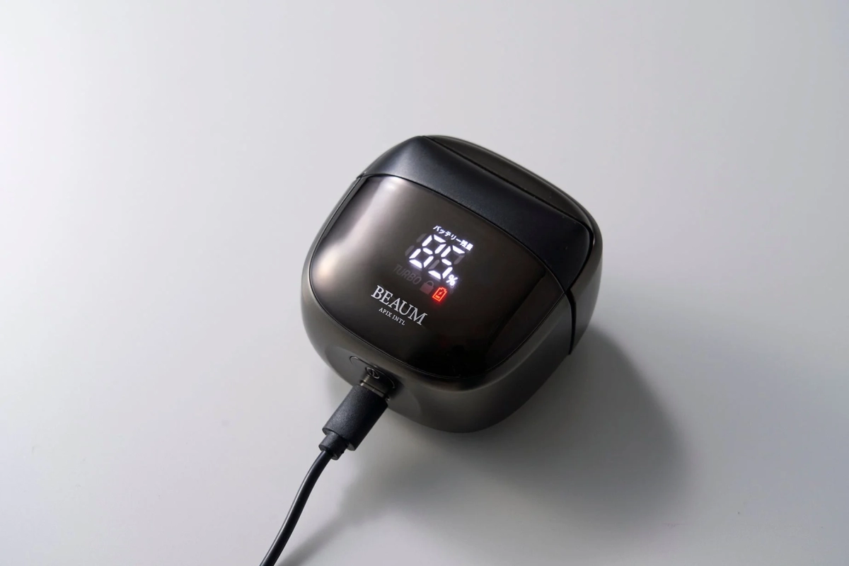 デジタルディスプレイにバッテリー残量85%とTURBOモードが表示された充電器