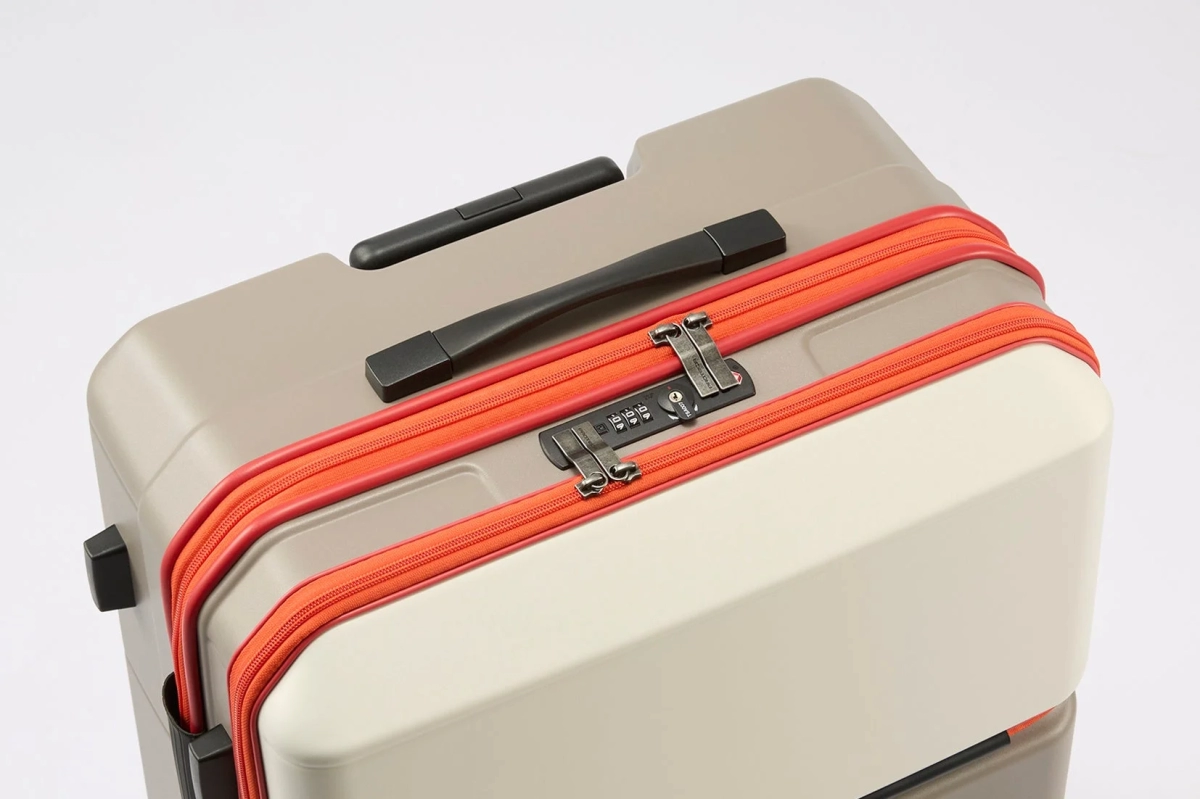 ベージュとオフホワイトのツートンカラーのモダンなスーツケース
