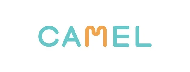 白い背景に「CAMEL」という文字が書かれたロゴ画像です。文字は水色とオレンジ色の組み合わせで、シンプルながらも視覚的に特徴的です。