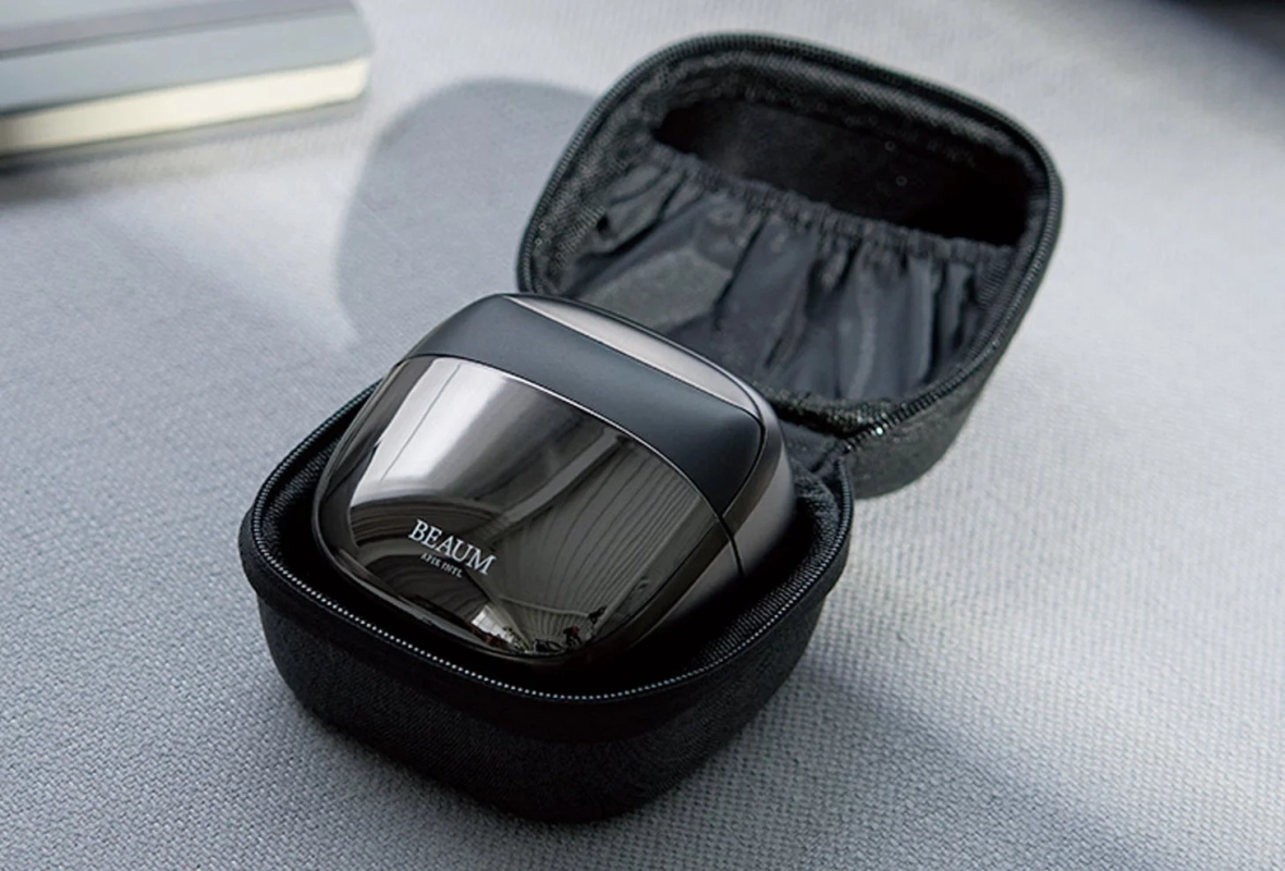 光沢のある黒いポータブルシェーバーが専用ケースに収められています