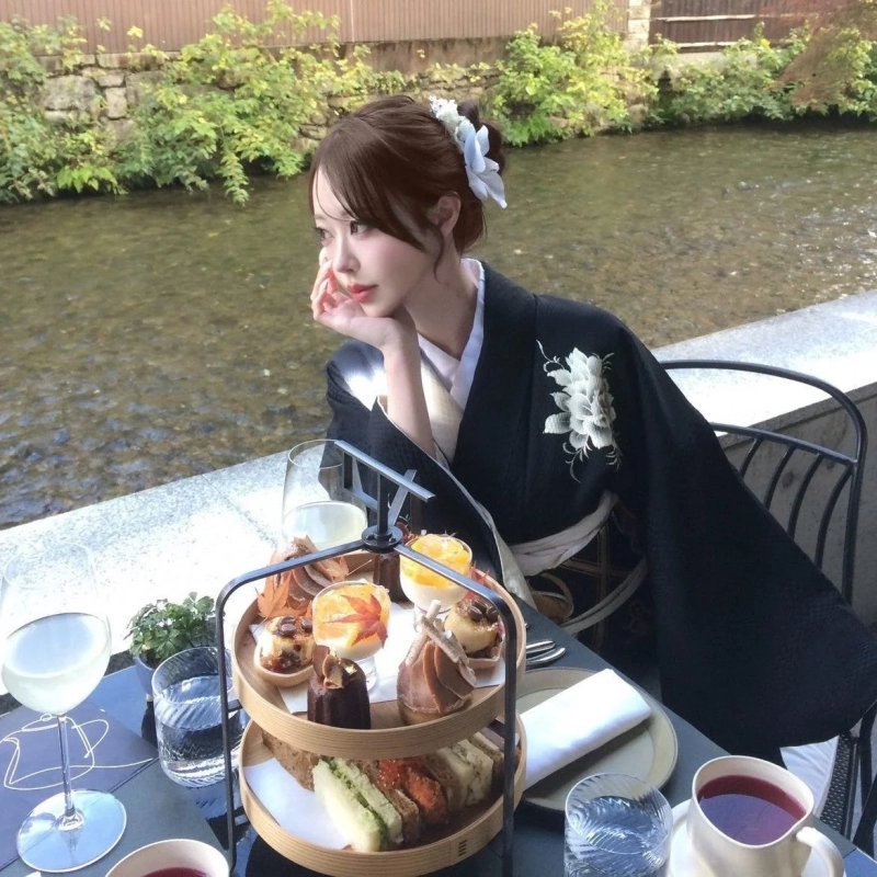 着物でアフタヌーンティーを楽しむ様子