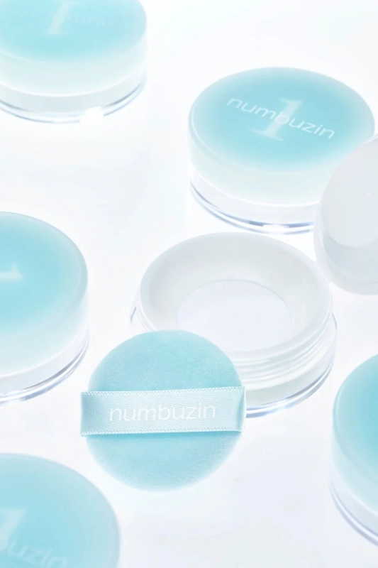 numbuzinの化粧品容器とパフ