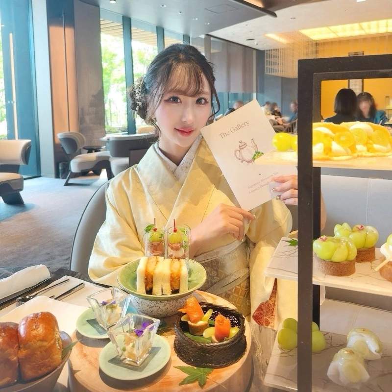 着物でアフタヌーンティーを楽しむ様子