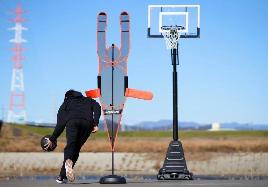 ディフェンスマンのサイドアームを使ったドリブル練習