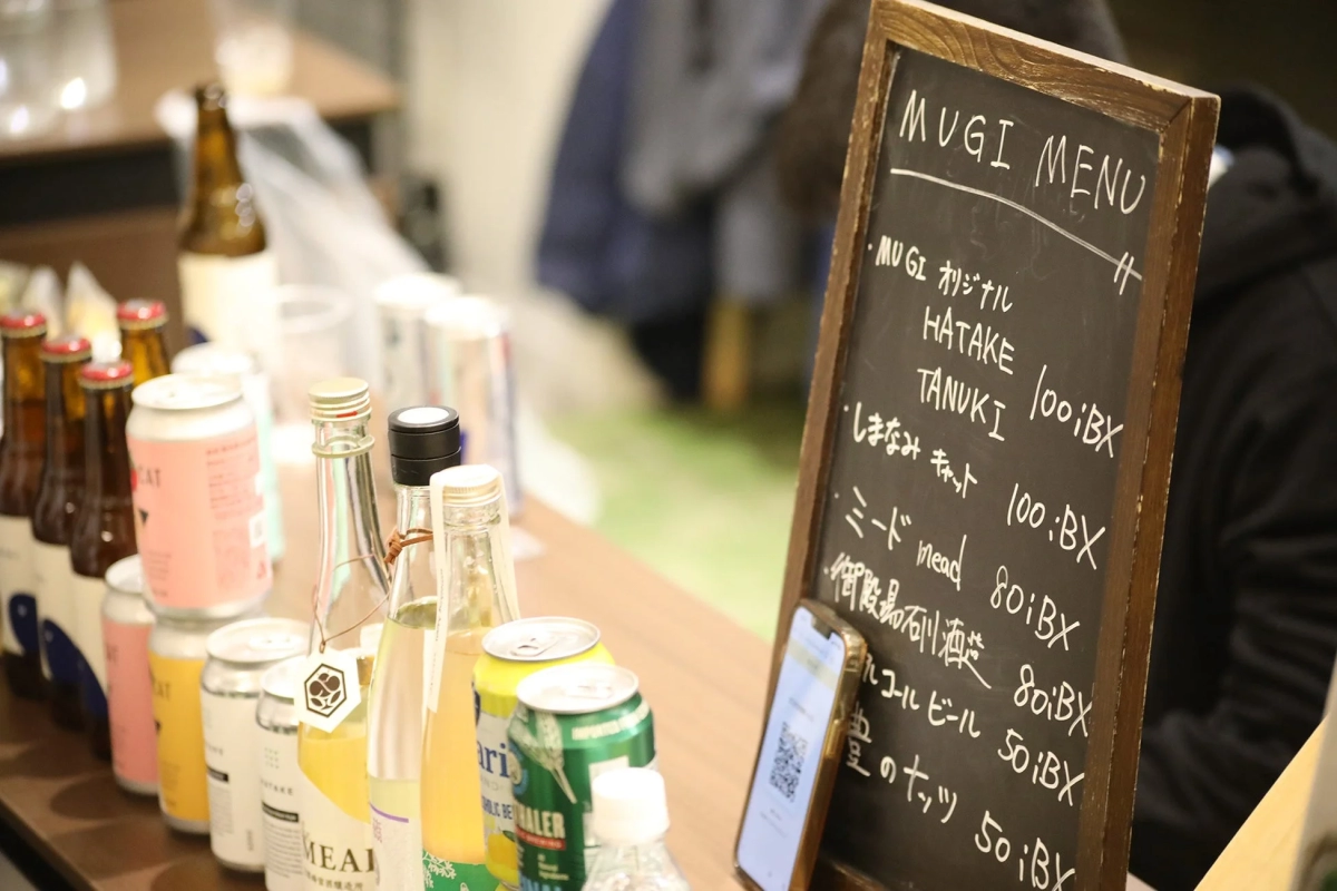 クラフトビールのメニューが示された黒板と商品