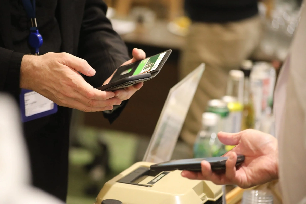 スマートフォンでの決済の様子