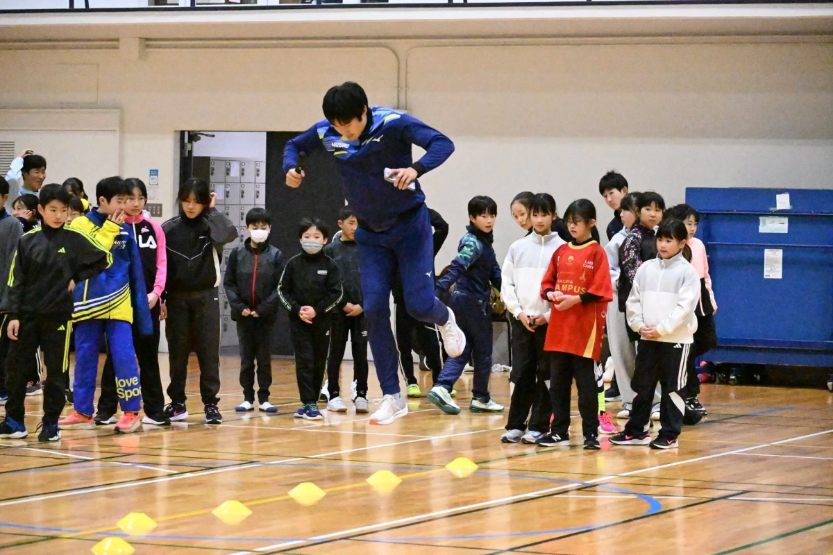 飯塚選手が子供たちの前でジャンプしている様子